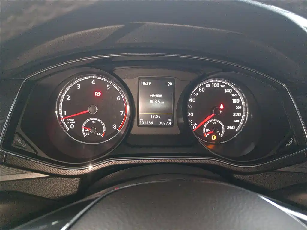 Volkswagen Passat 2017 330TSI DSG Luxury фото 12