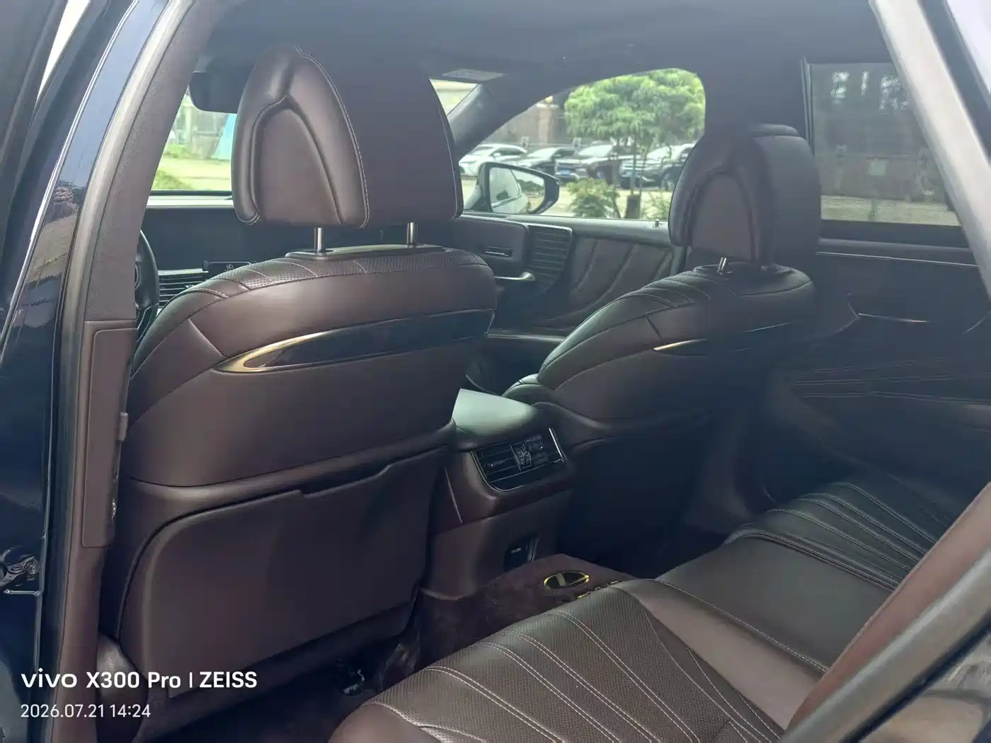Фото 9 - Lexus LS