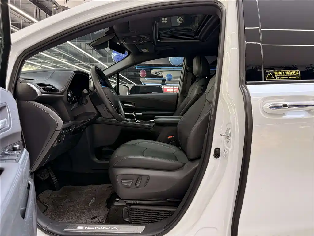 Toyota Sienna 2023 2.5L Hybrid Premium Edition фото 4