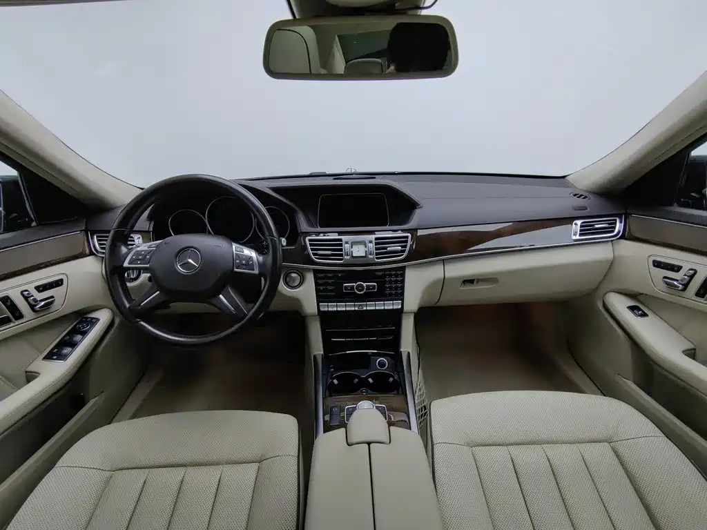 صورة 5 - Mercedes-Benz E-Class