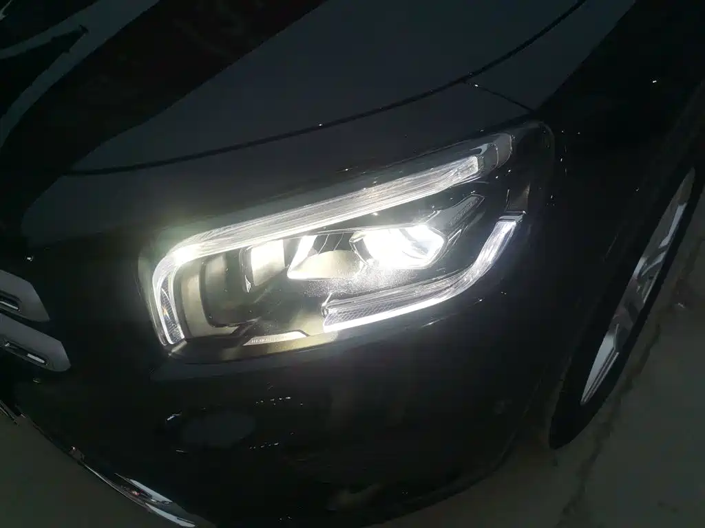 MERCEDES-BENZ GLB