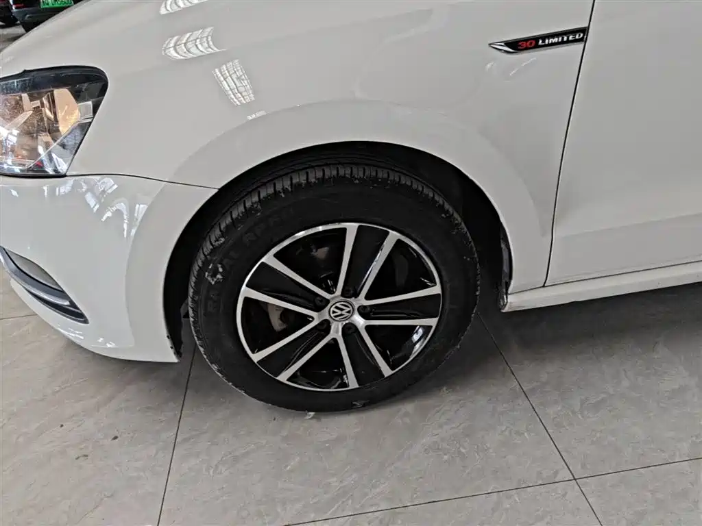 Volkswagen Polo 2014 1.6L Automatic Comfort Edition фото 23