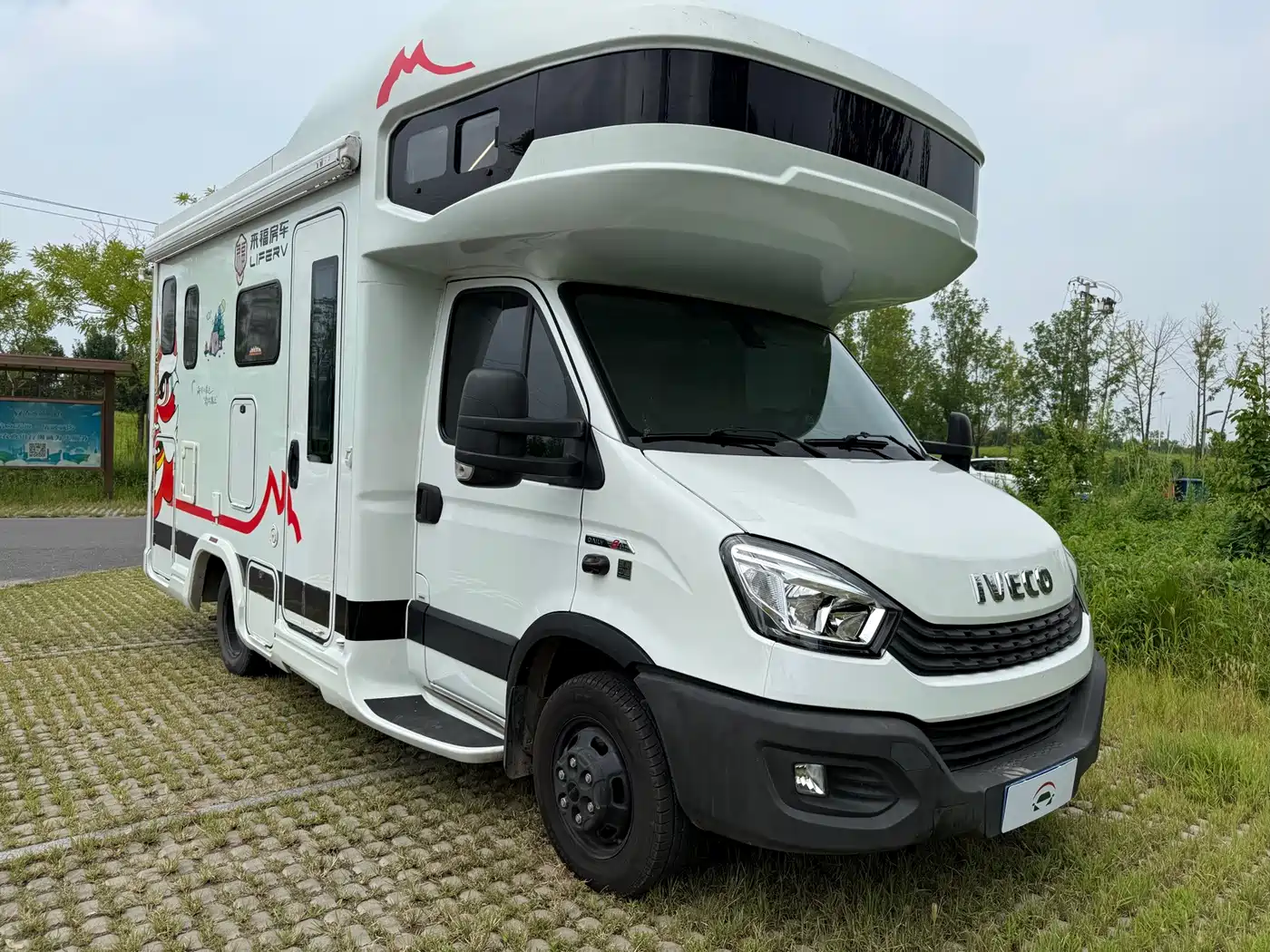 Iveco Daily 2022 2021 2.0T Manual Premium Commercial Passenger Vehicle Long Wheelbase Short Suspension Low Roof Sliding Door F1A
