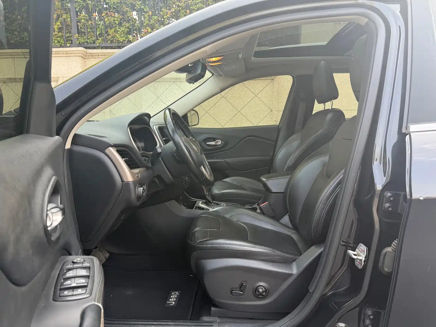 Photo 6 - Jeep Cherokee