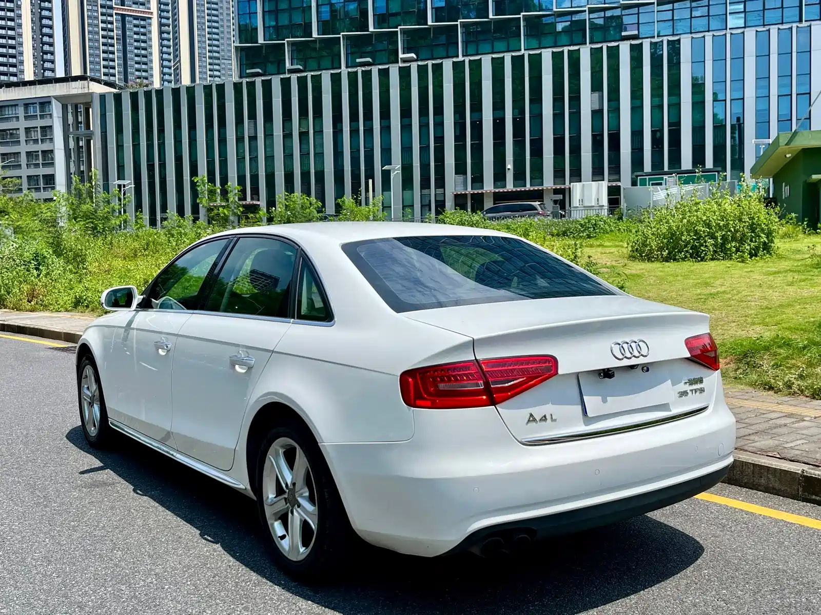 Фото 13 - Audi A4L