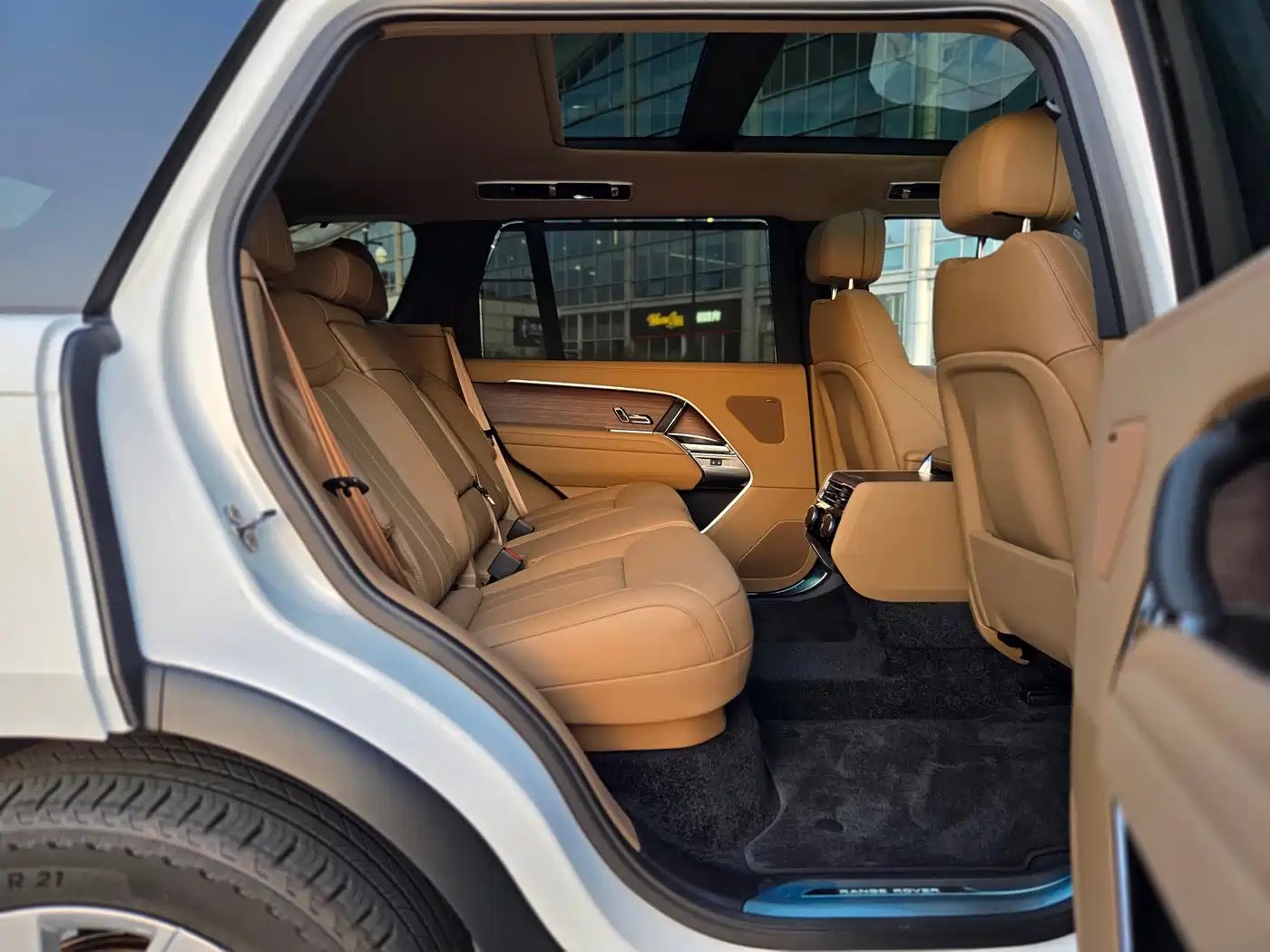 Land Rover Range Rover 2025 3.0 L6 400PS Flourishing Era Extended Wheelbase фото 15