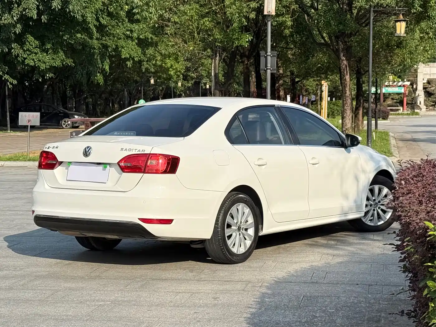 Volkswagen Sagitar 2014 1.6L Automatic Comfort фото 7