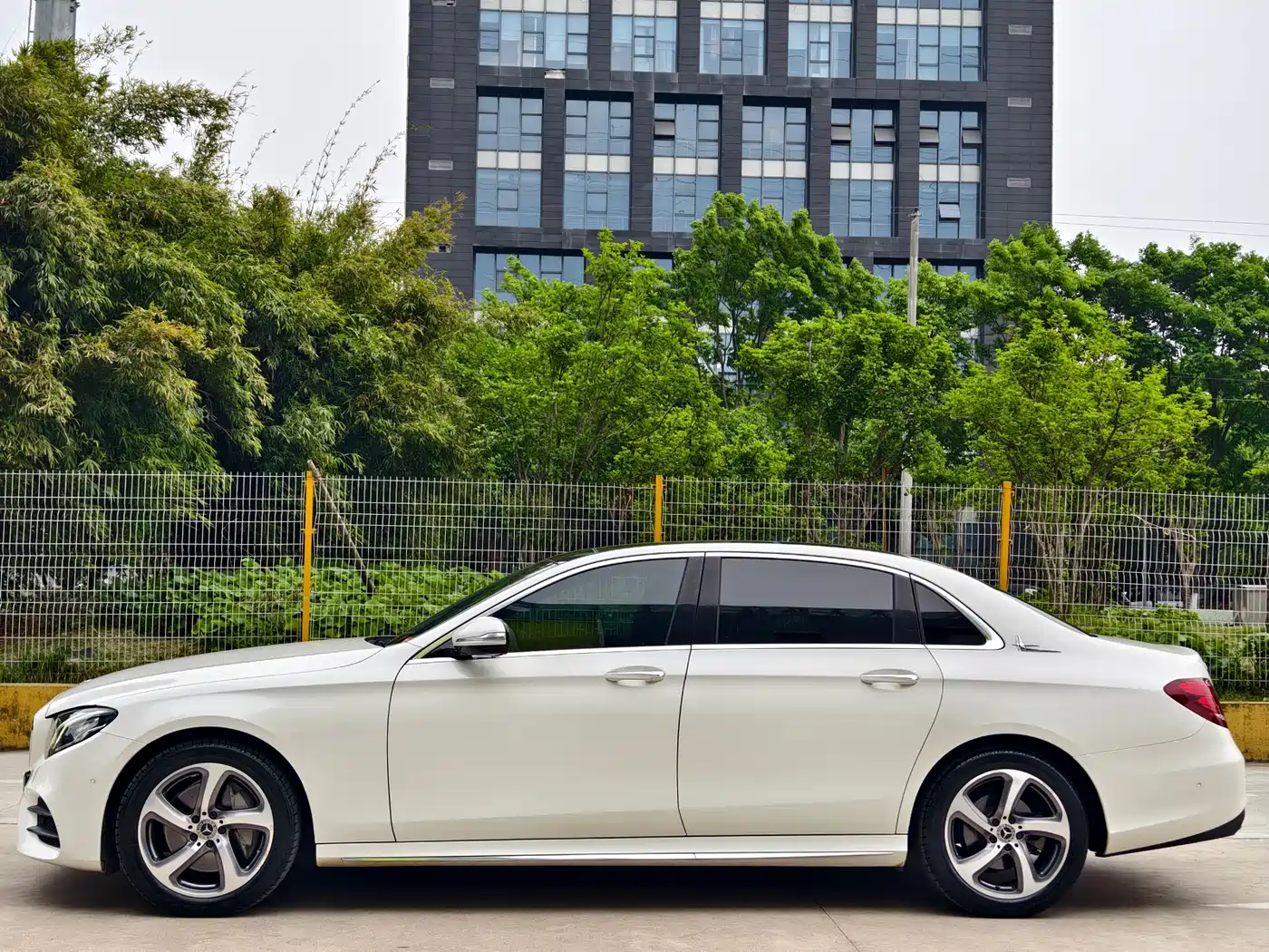 Mercedes-Benz E-Class 2017 E 300 L Sport Luxury фото 2