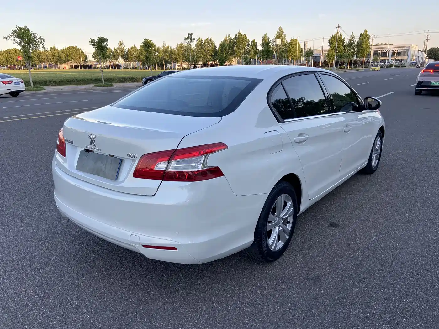 Peugeot 408 2014 1.8L Manual Leading Edition фото 4