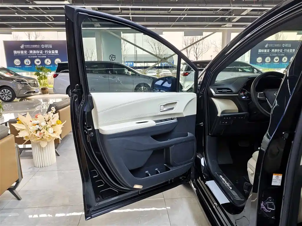 TOYOTA SIENNA