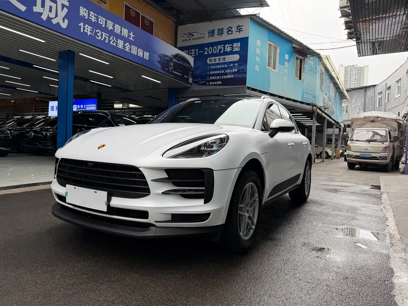 PORSCHE MACAN