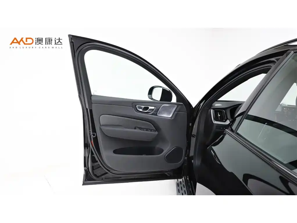 Volvo XC60 Plug-in Hybrid 2026 Plug-in Hybrid Long Range AWD Zhiyuan Polar Night Black Edition фото 10