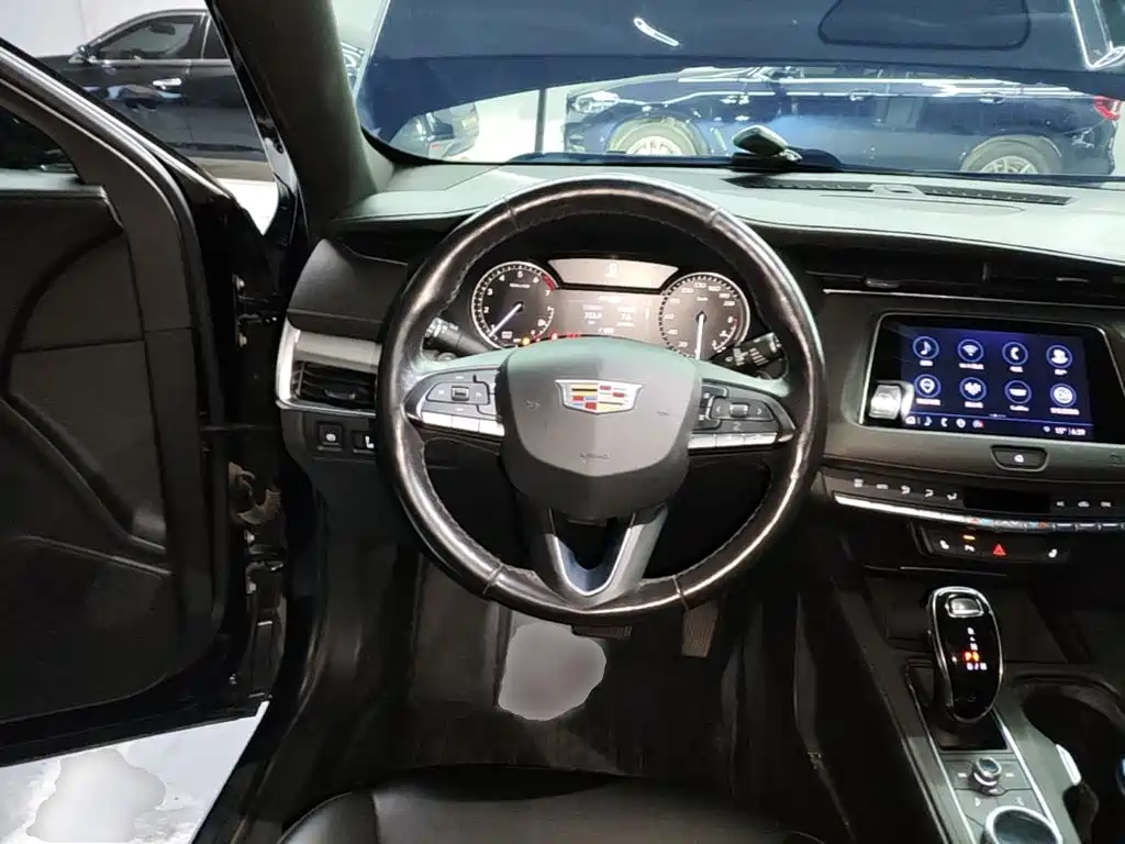Photo 7 - Cadillac XT4