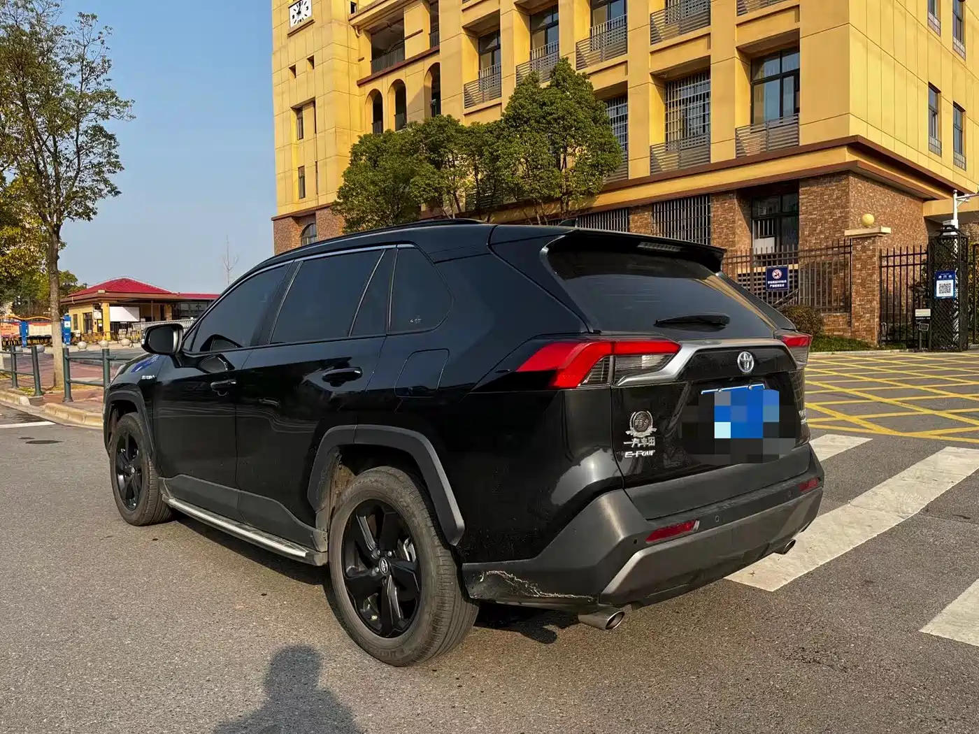 Toyota RAV4 Rongfang 2021 Hybrid 2.5L E-CVT AWD Elite PLUS Edition фото 4