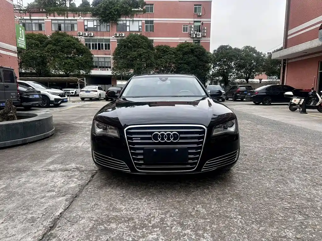 Фото 2 - Audi A8
