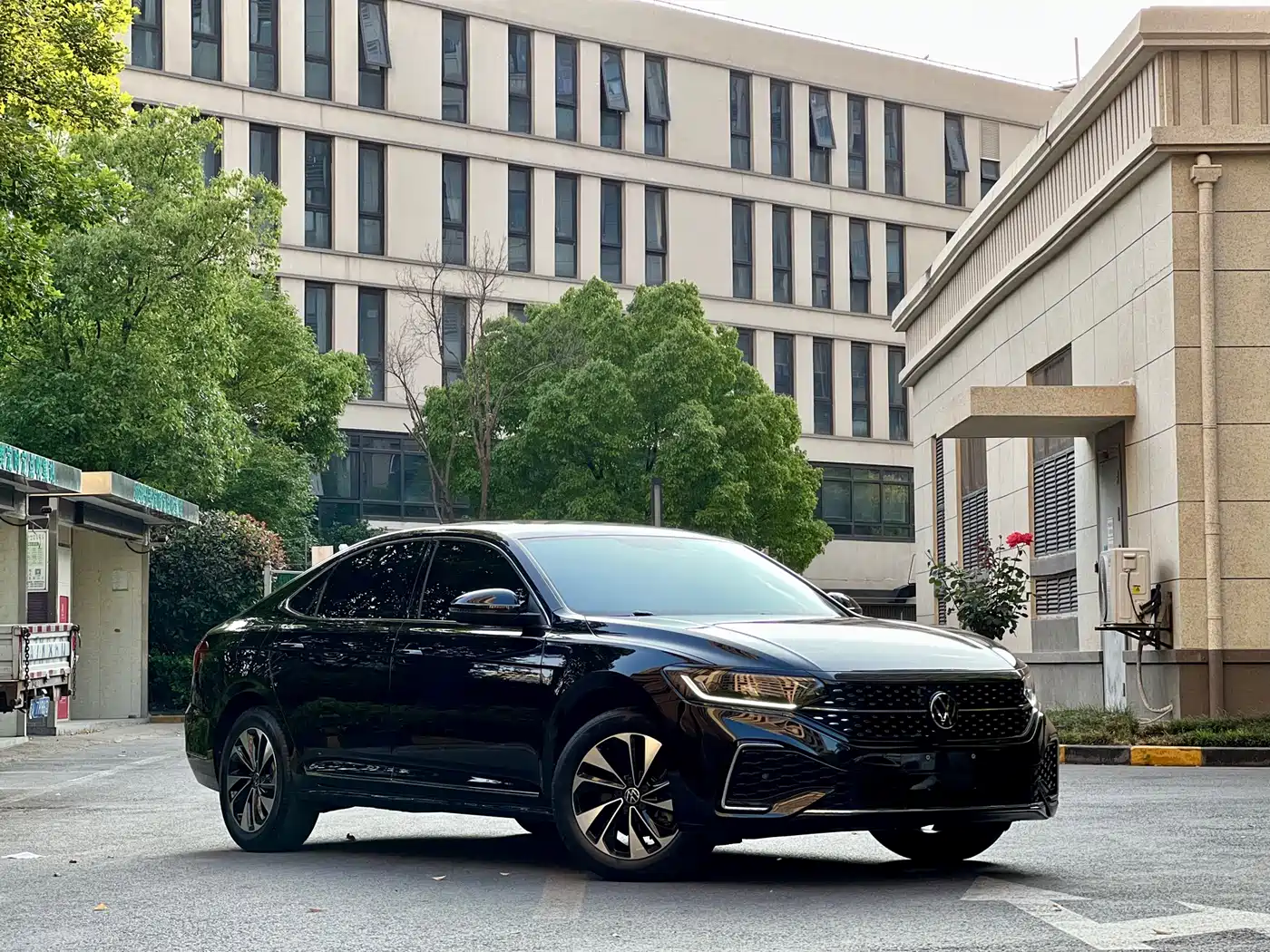 Volkswagen Passat 2023 Facelift 330TSI Starlight Elite Edition фото 3