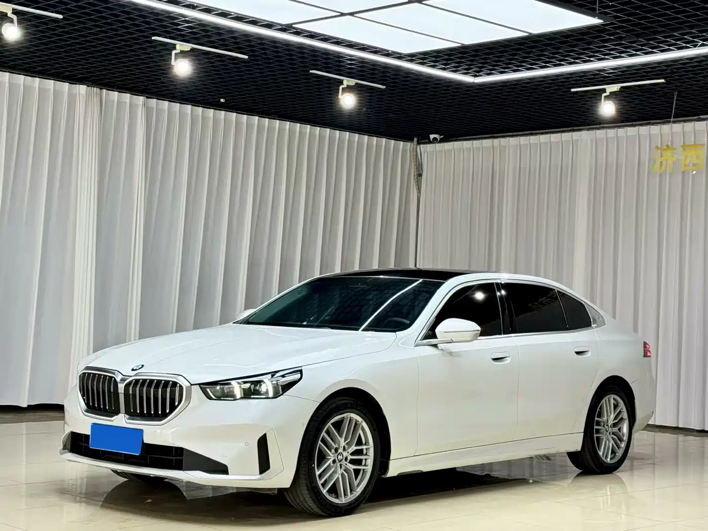 BMW 5 Series 2024 525Li Luxury Package