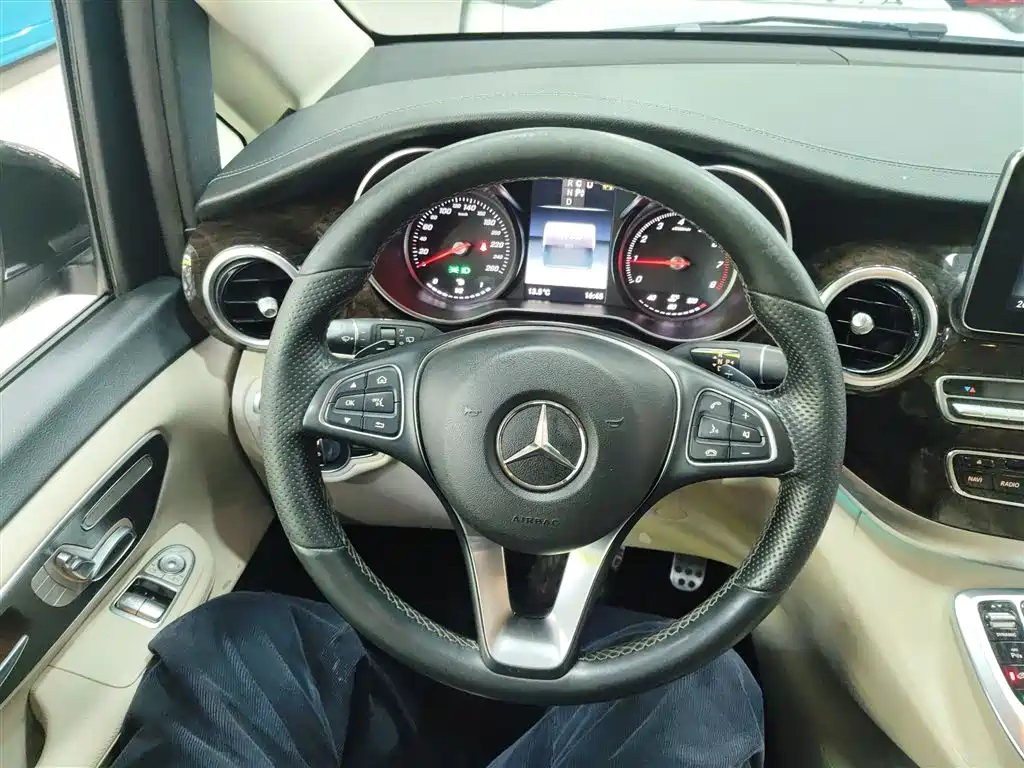 Mercedes-Benz V-Class 2018 V 260 L Premium Long Wheelbase Edition China VI фото 11