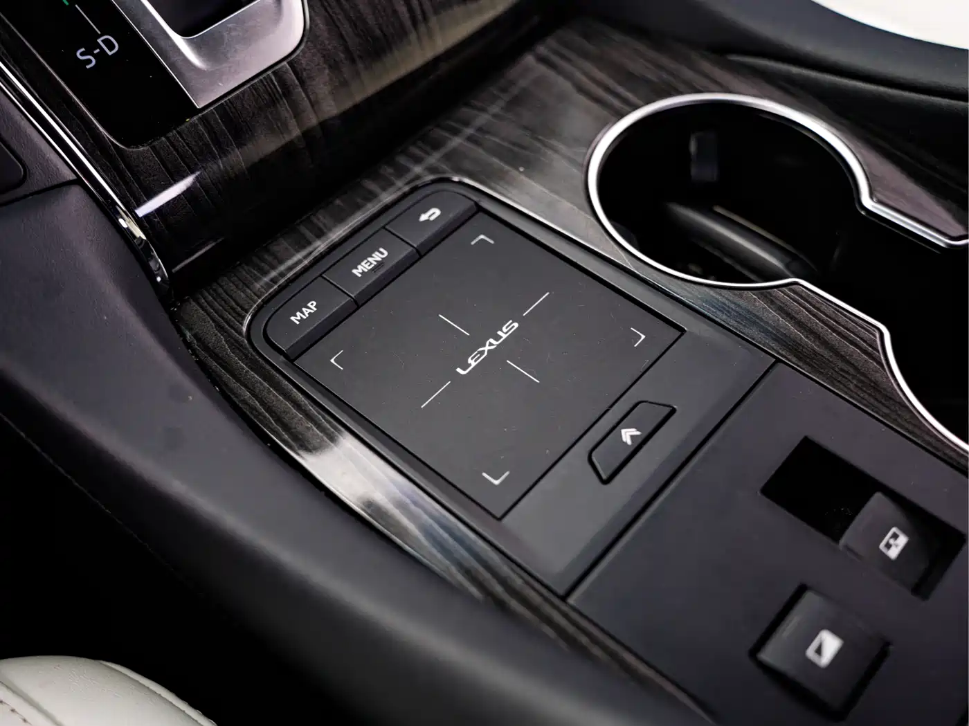 Lexus LM 2020 300h 4-Seat Imperial Edition фото 22