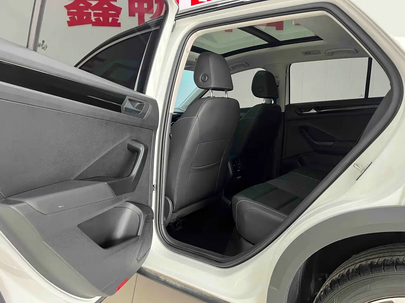 VOLKSWAGEN T-ROC EXPLORING SONGS