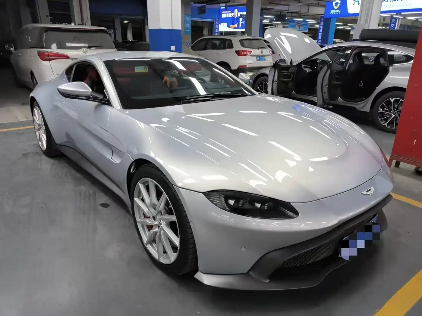 Aston Martin V8 Vantage 2018 4.0T V8 Coupe фото 3