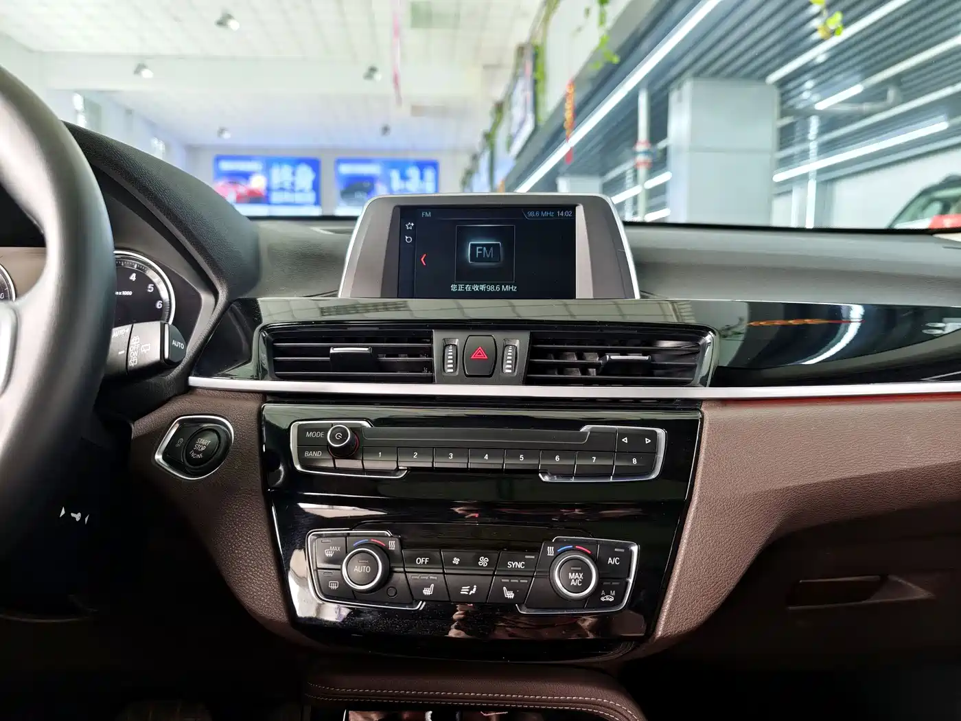 BMW X1 2018 sDrive18Li Premium Model фото 9