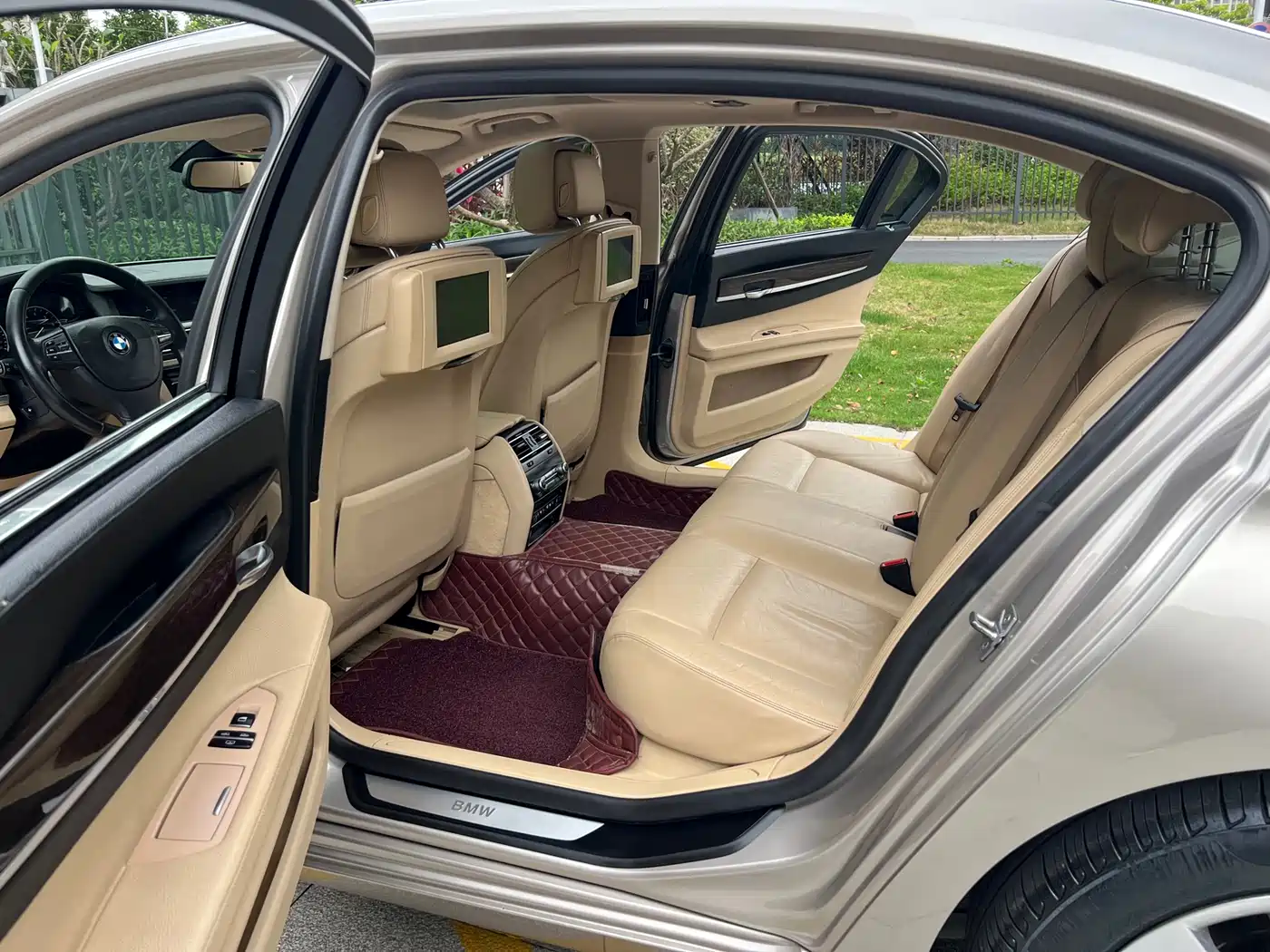 BMW 7 Series 2009 Model 740Li Leading Edition фото 11