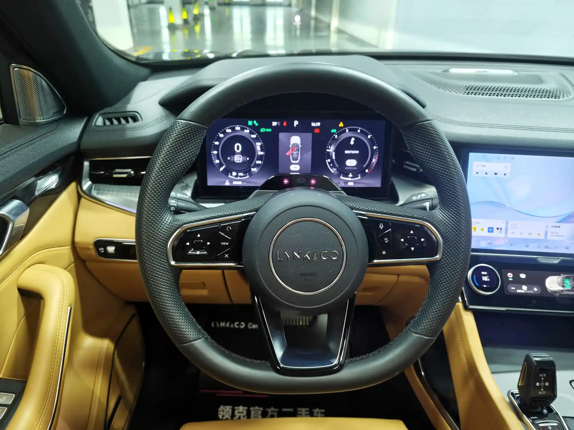 صورة 12 - Lynk & Co 09