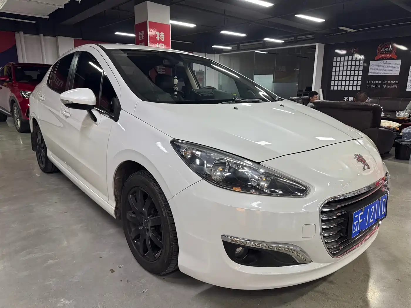 Peugeot 308 2014 Model Joy Edition Classic 1.6L Manual Superior Style фото 3
