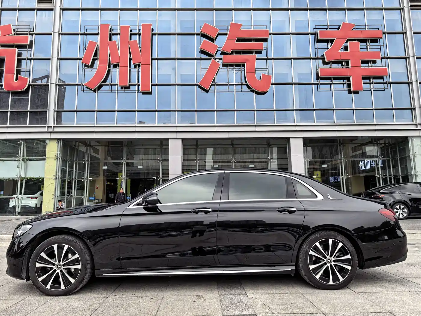 Mercedes-Benz E-Class New Energy 2022 Facelift II E 350 e L Plug-in Hybrid Sedan фото 2