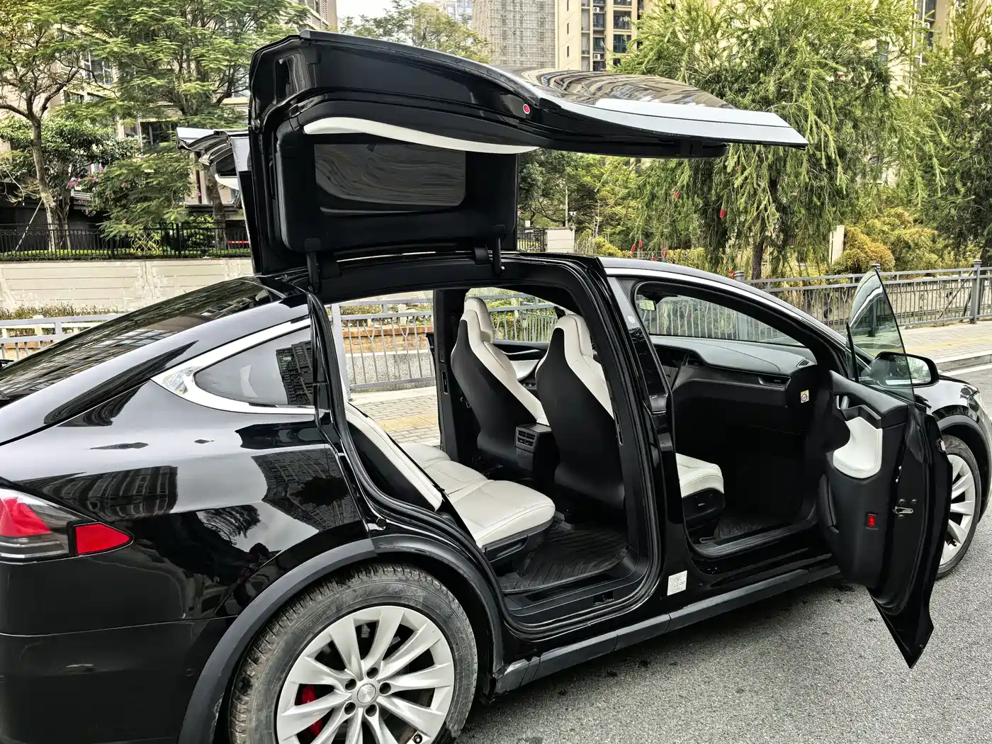 TESLA MODEL X