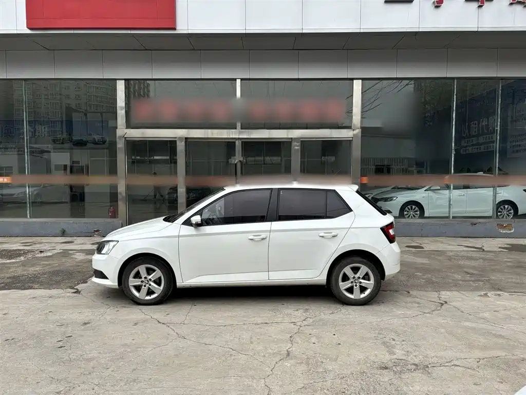 Škoda Fabia 2017 1.4L Manual Car Enjoy Edition фото 6