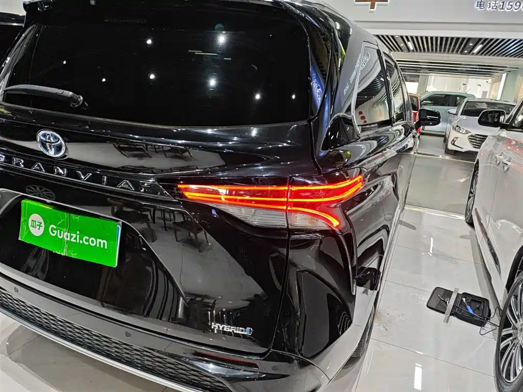 Toyota Granvia 2023 2.5L Hybrid VIP Edition фото 8