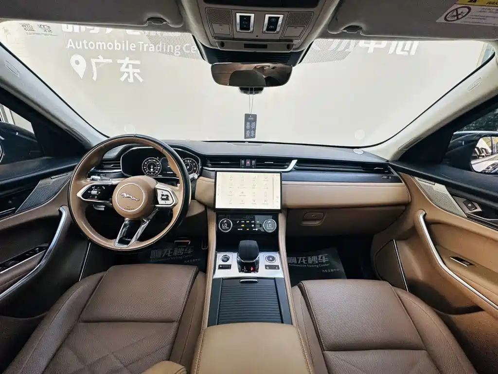 Фото 6 - Jaguar F-PACE