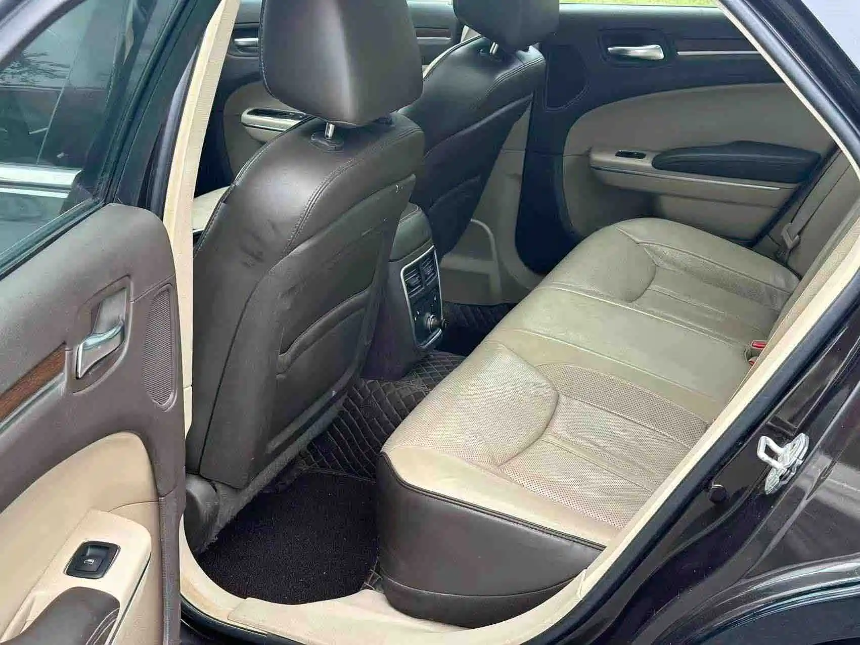 صورة 12 - Chrysler 300C (Import)
