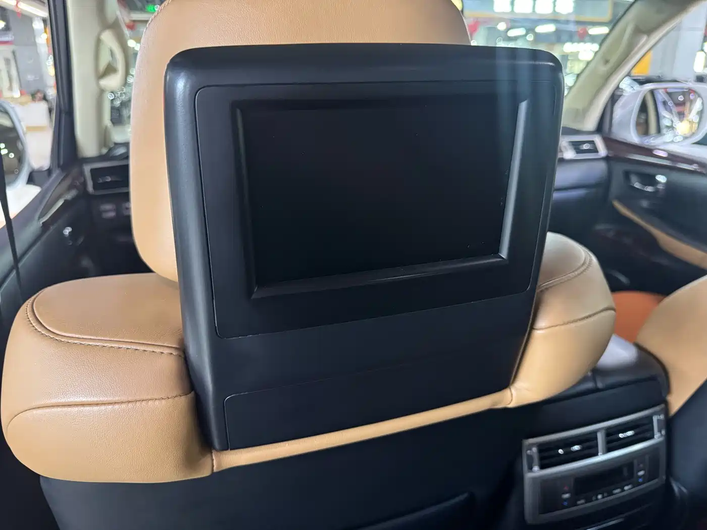 Фото 6 - Lexus LX