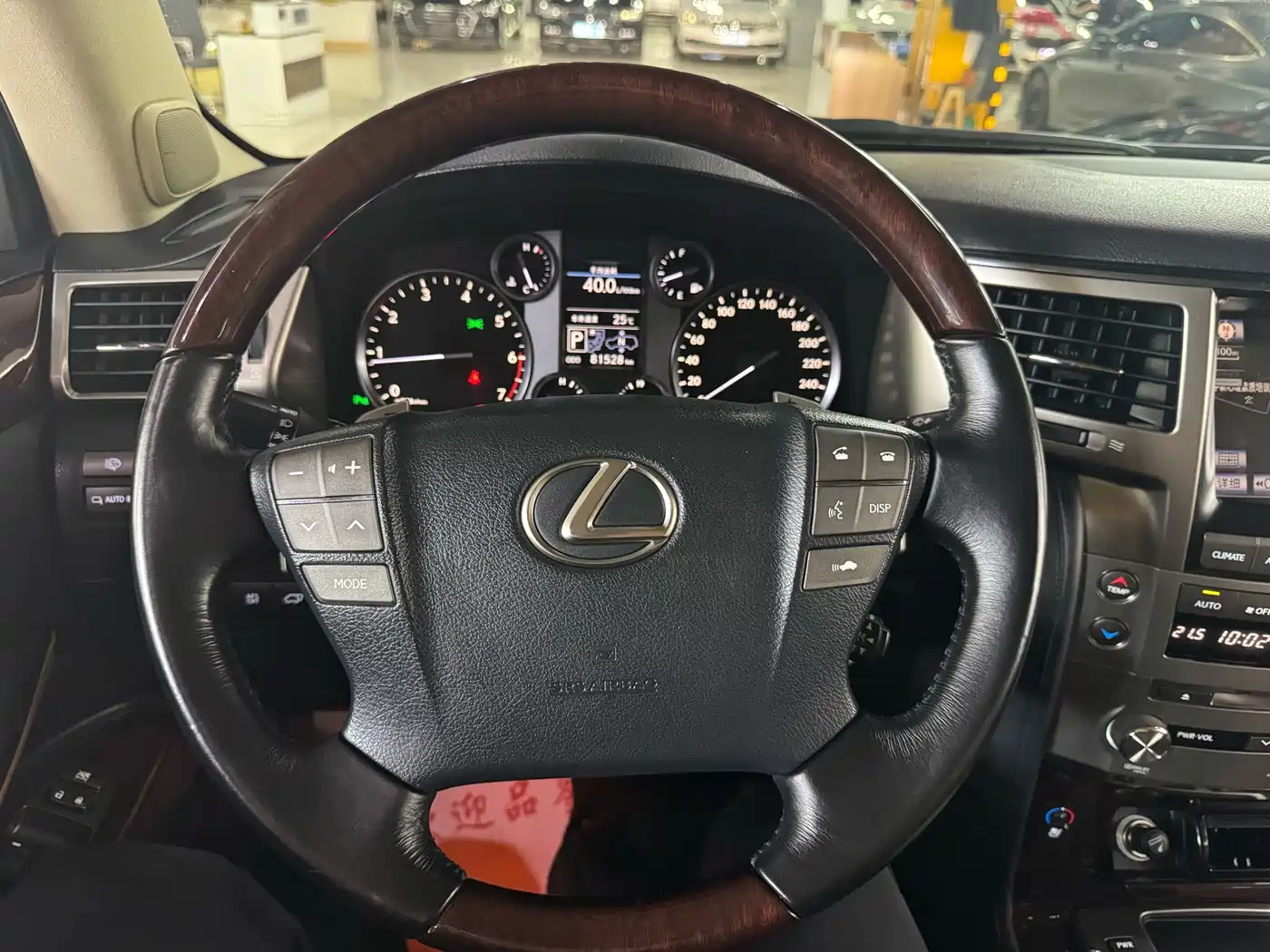 Фото 10 - Lexus LX