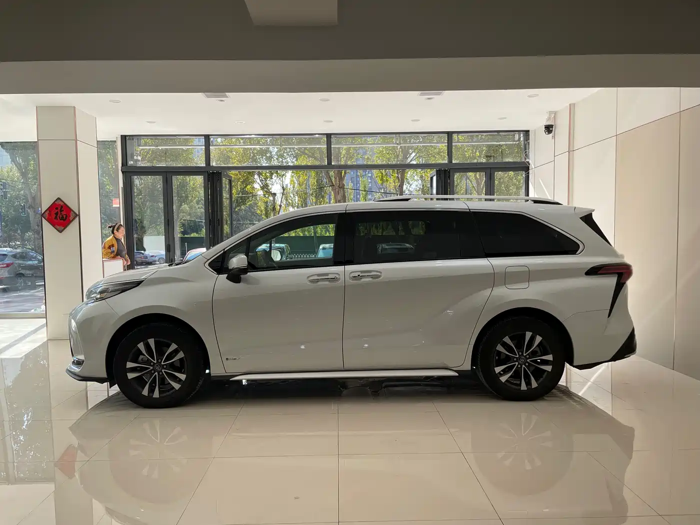 Toyota Granvia 2024 2.5L Hybrid Premium PLUS 4WD Edition фото 38