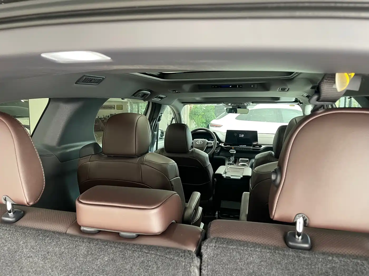 Toyota Granvia 2024 2.5L Hybrid Premium PLUS 4WD Edition фото 37