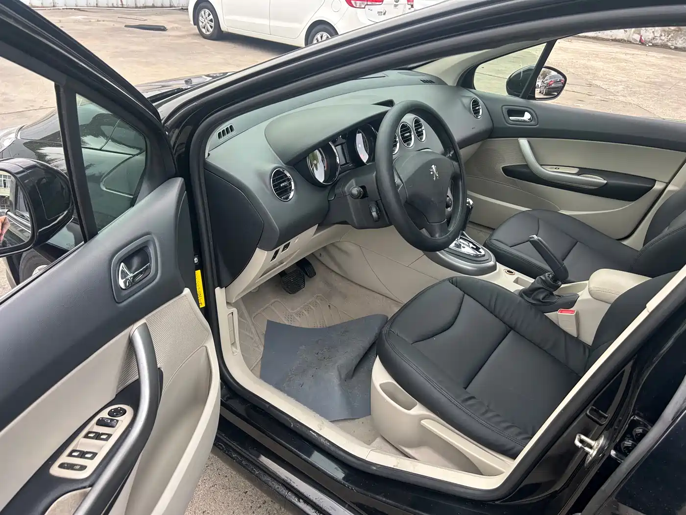 Peugeot 408 2011 2.0L Automatic Comfort Edition фото 5