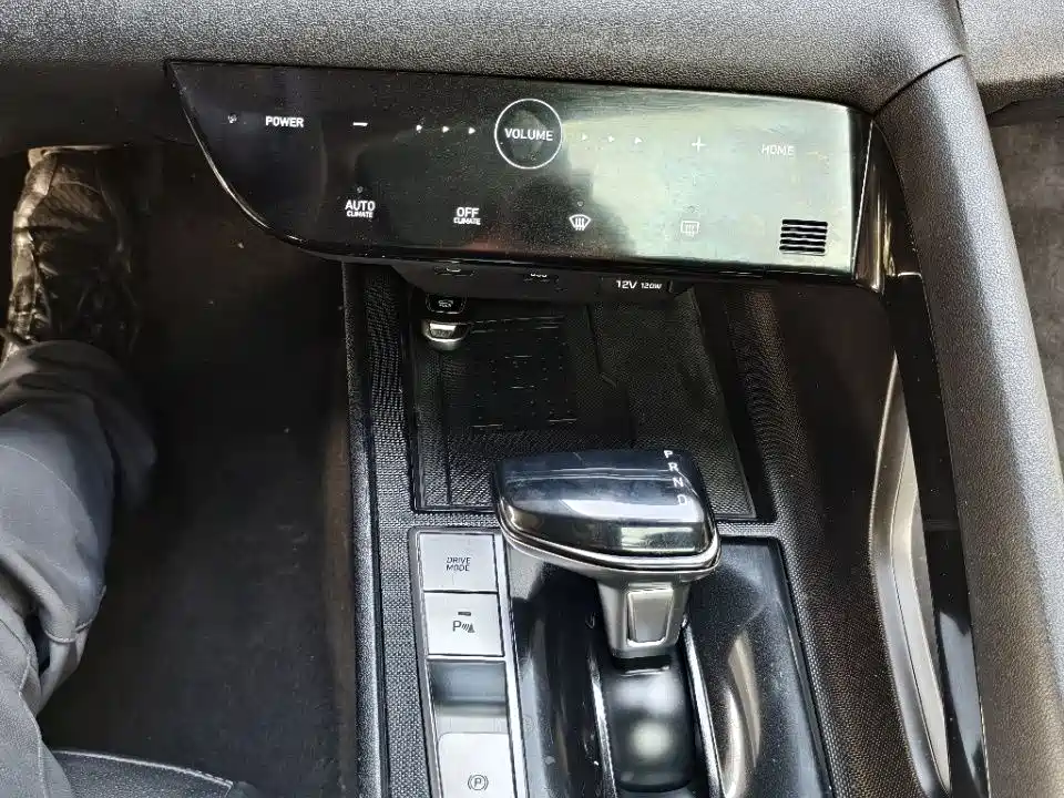 Hyundai Elantra 2022 1.5L CVT LUX Premium Edition фото 15