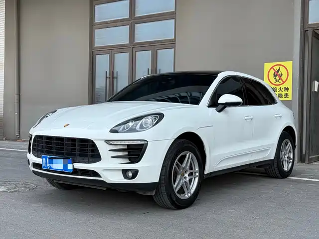 PORSCHE MACAN