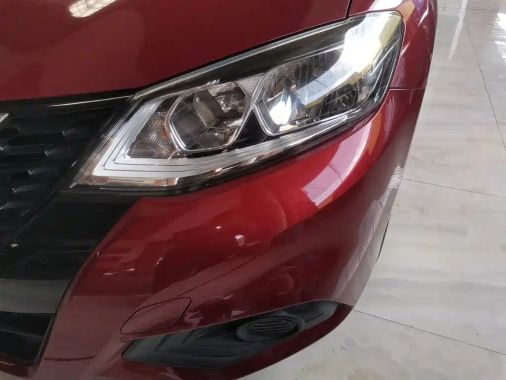 صورة 24 - Nissan Tiida