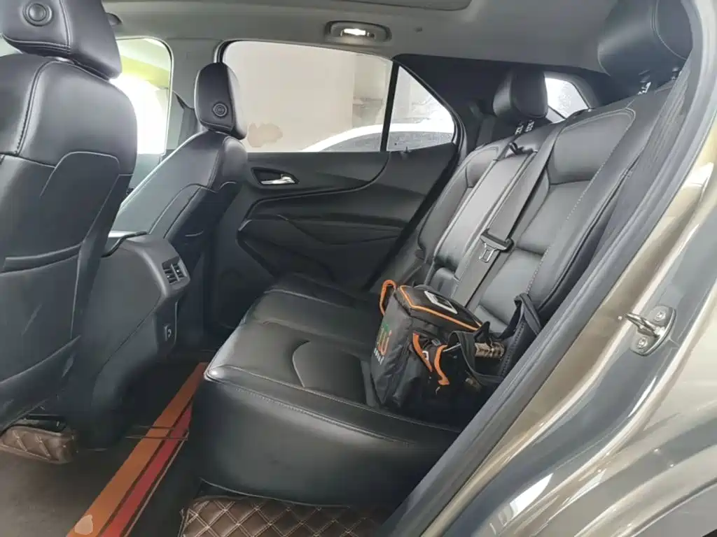 Photo 17 - Chevrolet Equinox