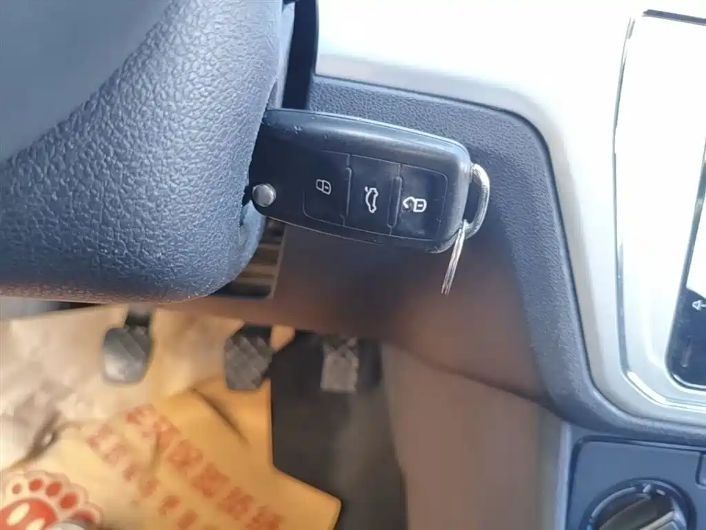 Volkswagen Lavida 2015 1.6L Manual Trend Edition фото 9