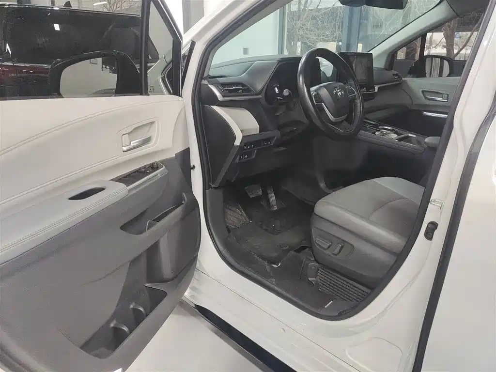 Toyota Sienna 2023 2.5L Hybrid Luxury Edition фото 15