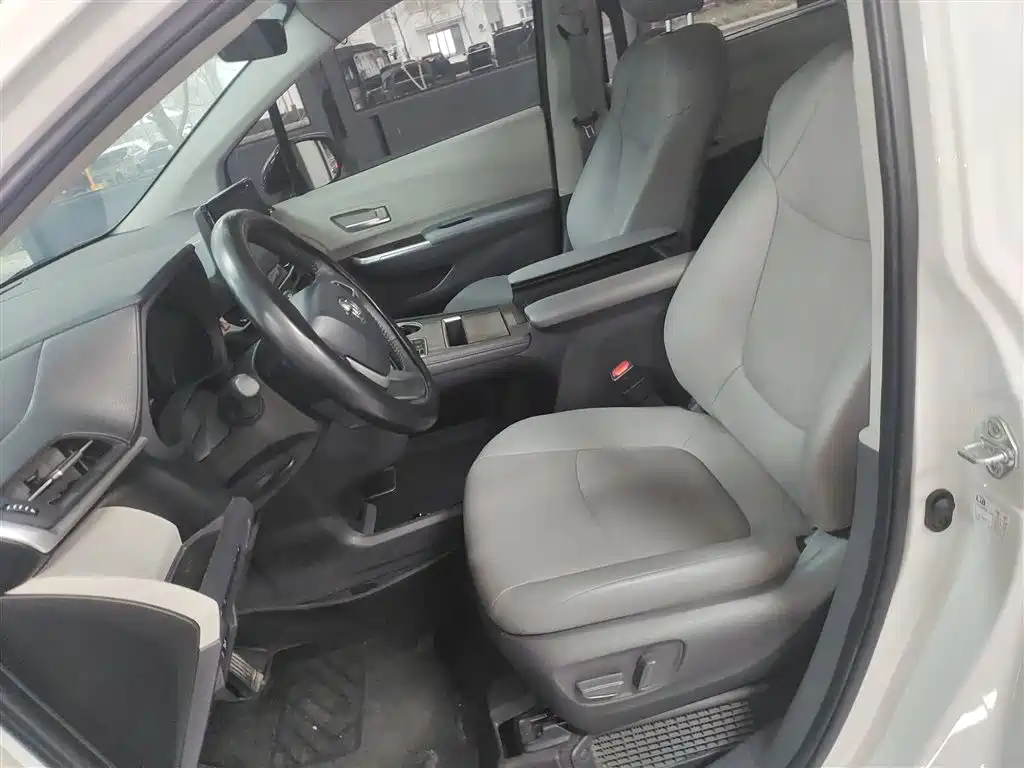 Toyota Sienna 2023 2.5L Hybrid Luxury Edition фото 14