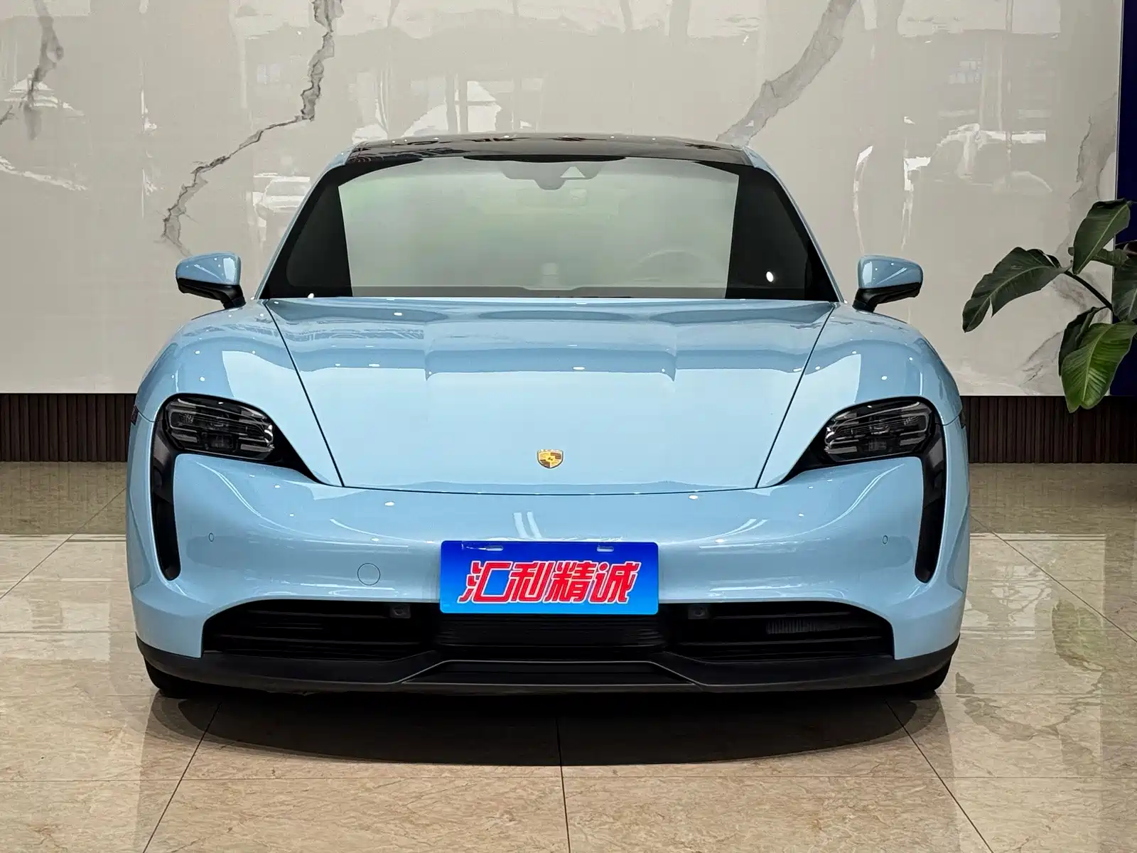 Photo 3 - Porsche Taycan