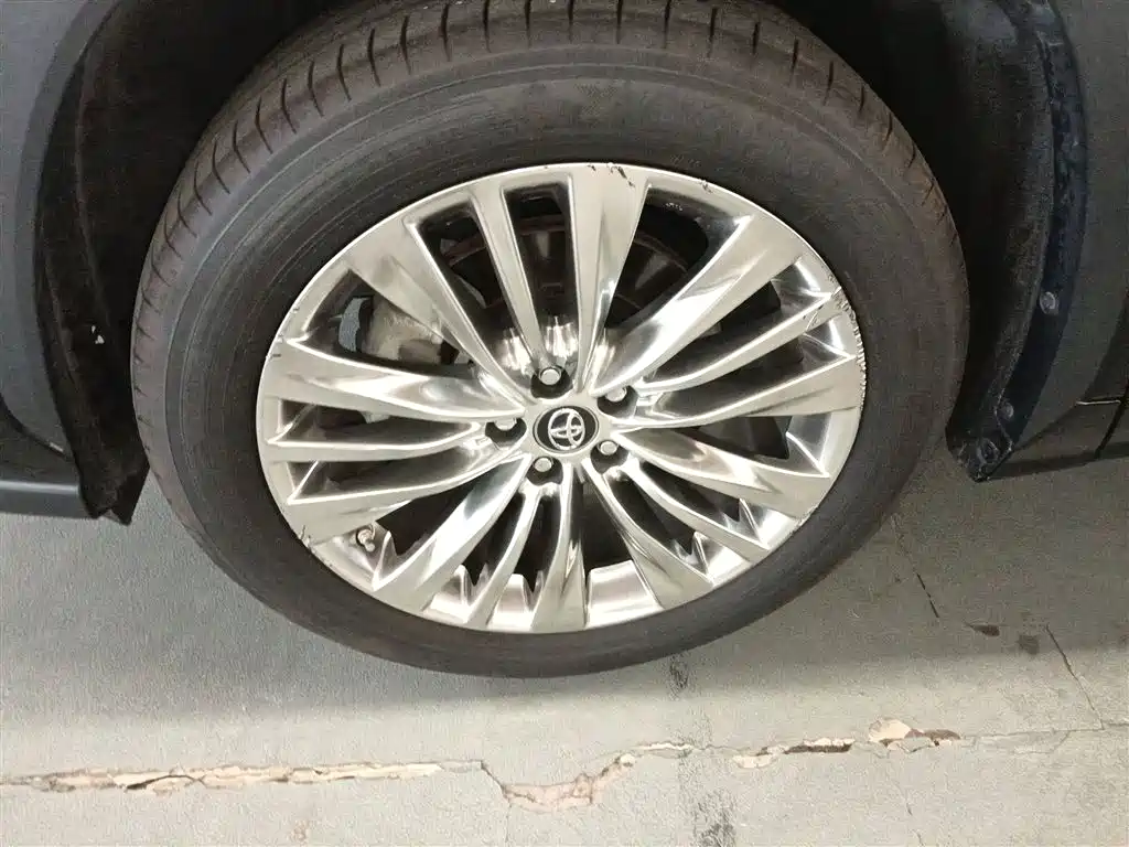Toyota Highlander 2023 2.5L Smart Hybrid Dual Engine FWD Premium 7-Seater фото 25