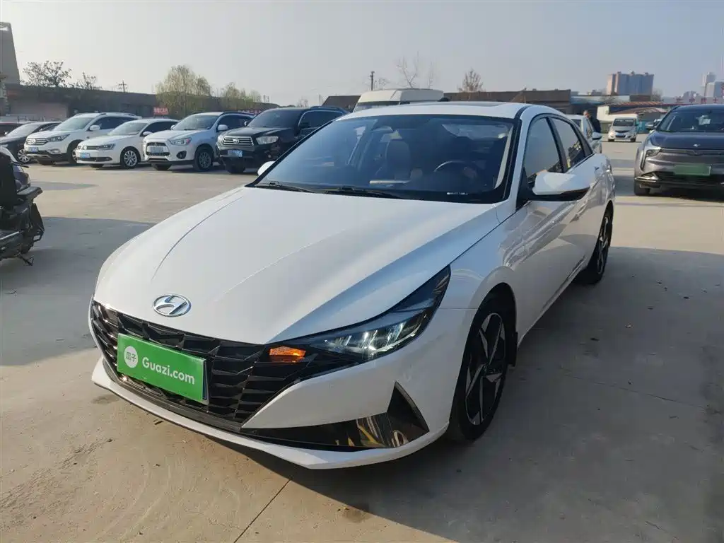 Hyundai Elantra 2022 1.5L CVT LUX Premium Edition фото 2